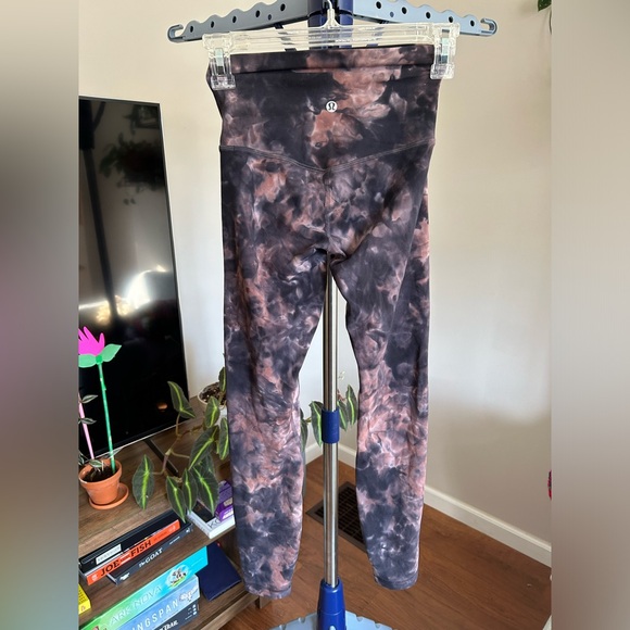 NWOT Lululemon align diamond dye 25” in graphite pastel pink in size 2 - Picture 4 of 8